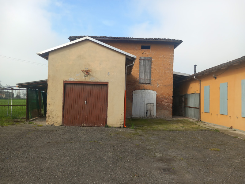 FONTANELLATO - CASA IN CAMPAGNA CON FABBRICATI ACCESSORI - FO 440