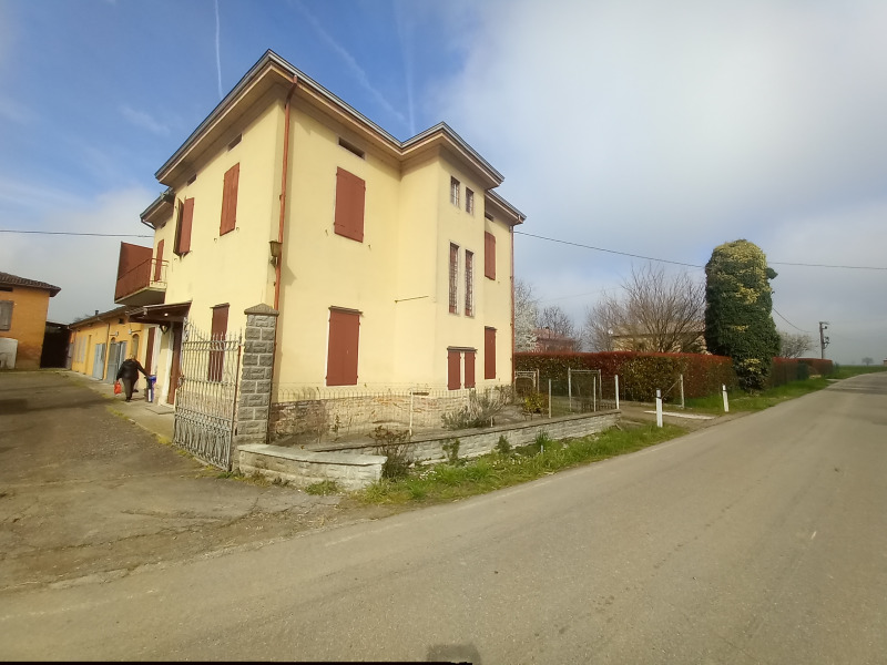 FONTANELLATO - CASA IN CAMPAGNA CON FABBRICATI ACCESSORI - FO 440