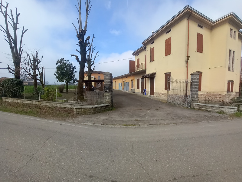 FONTANELLATO - CASA IN CAMPAGNA CON FABBRICATI ACCESSORI - FO 440