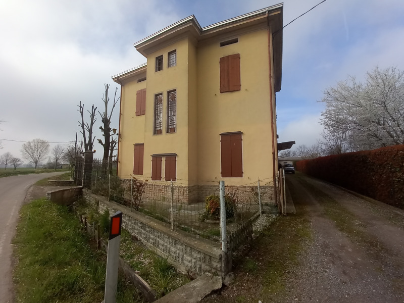 FONTANELLATO - CASA IN CAMPAGNA CON FABBRICATI ACCESSORI - FO 440