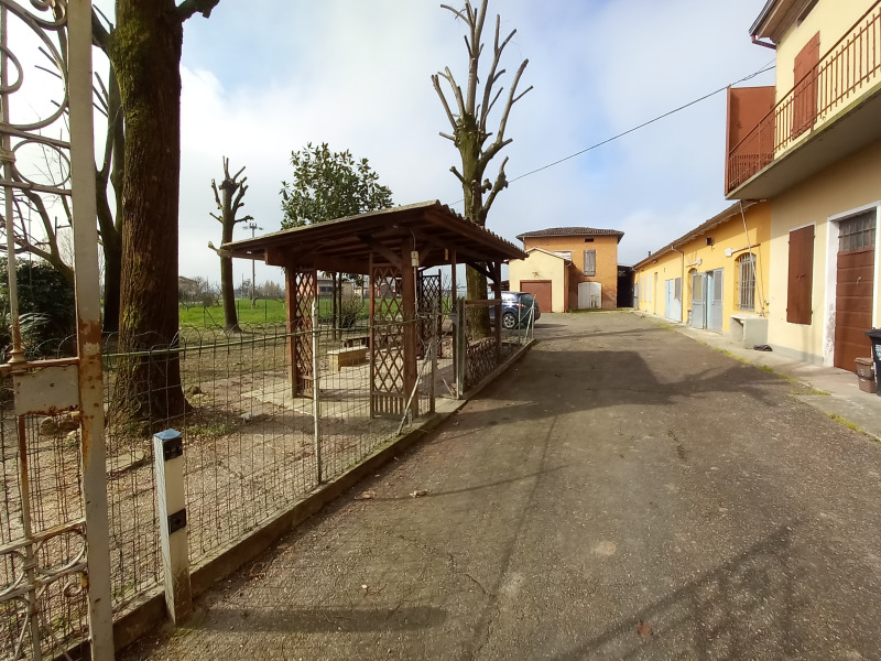 FONTANELLATO - CASA IN CAMPAGNA CON FABBRICATI ACCESSORI - FO 440