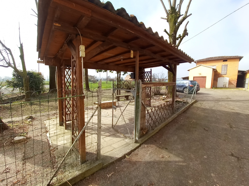 FONTANELLATO - CASA IN CAMPAGNA CON FABBRICATI ACCESSORI - FO 440