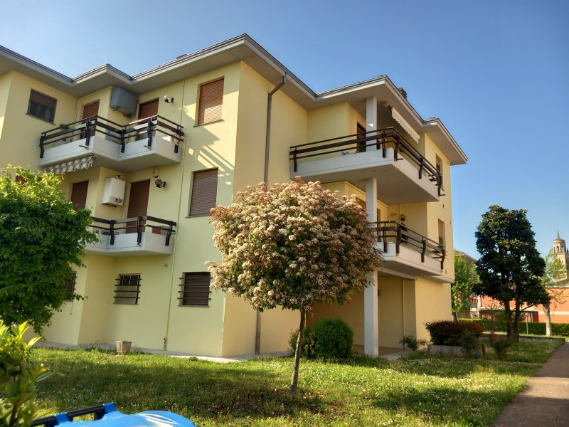 FONTANELLATO - APPARTAMENTO CENTRALE 3 CAMERE E 2 BAGNI - FO 443