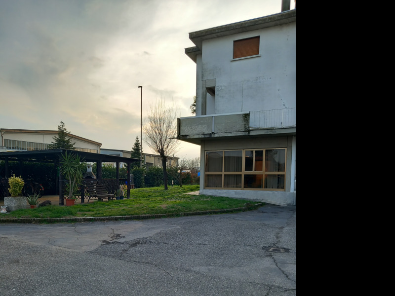 FONTANELLATO - CASA BIFAMILIARE INTERA CON AMPIO GIARDINO - FO 421