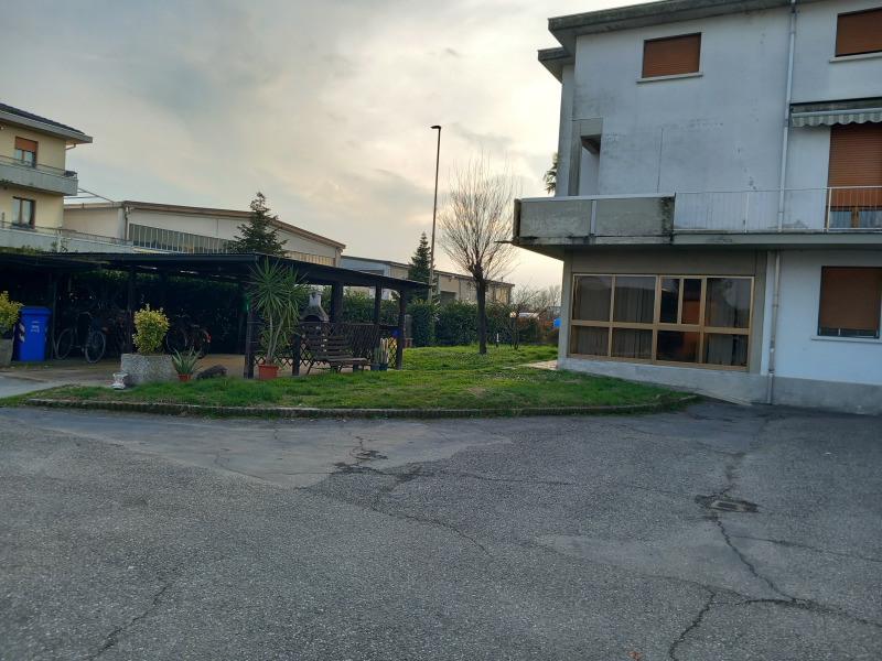 FONTANELLATO - CASA BIFAMILIARE INTERA CON AMPIO GIARDINO - FO 421