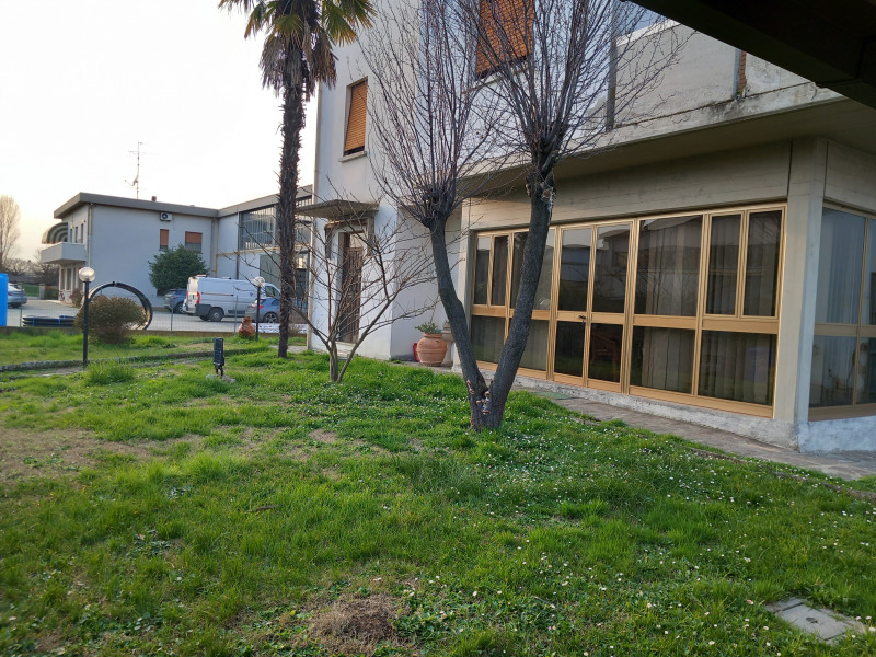 FONTANELLATO - CASA BIFAMILIARE INTERA CON AMPIO GIARDINO - FO 421