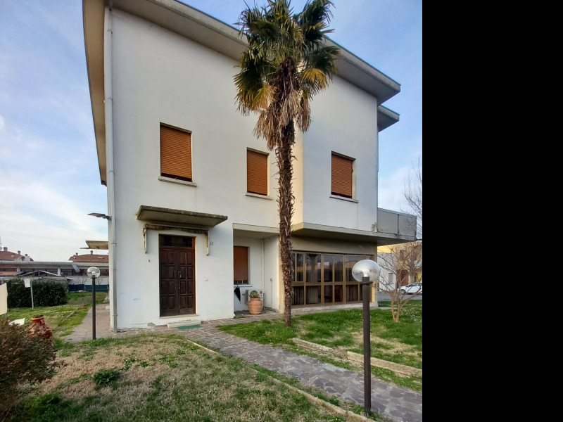 FONTANELLATO - CASA BIFAMILIARE INTERA CON AMPIO GIARDINO - FO 421