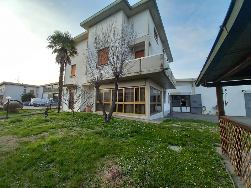 FONTANELLATO - CASA BIFAMILIARE INTERA CON AMPIO GIARDINO - FO 421