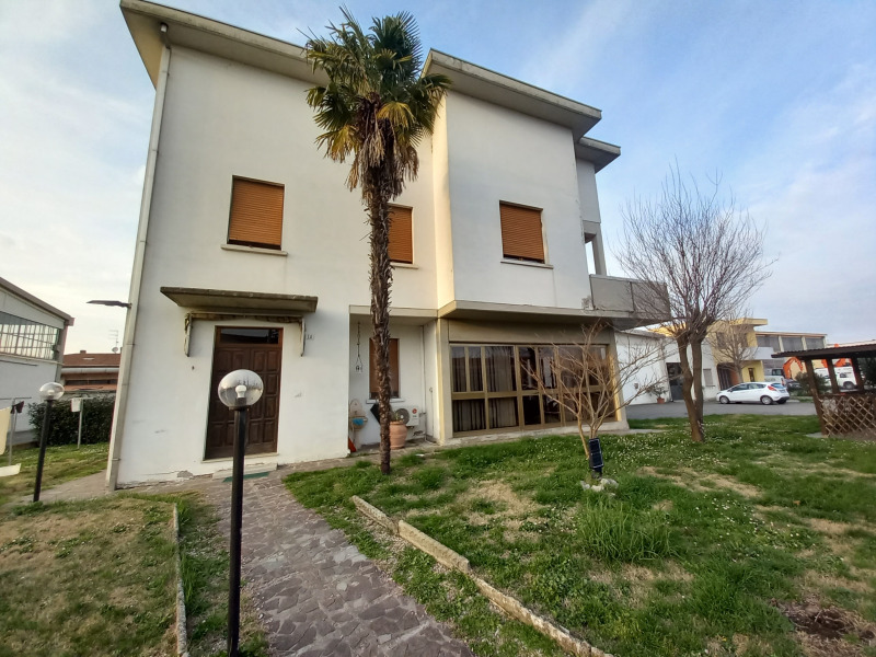 FONTANELLATO - CASA BIFAMILIARE INTERA CON AMPIO GIARDINO - FO 421