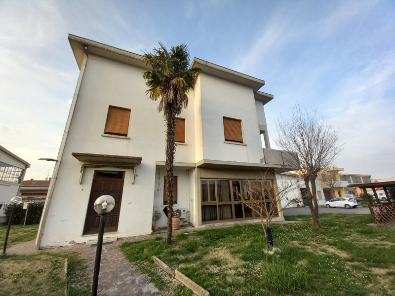 FONTANELLATO - CASA BIFAMILIARE INTERA CON AMPIO GIARDINO - FO 421