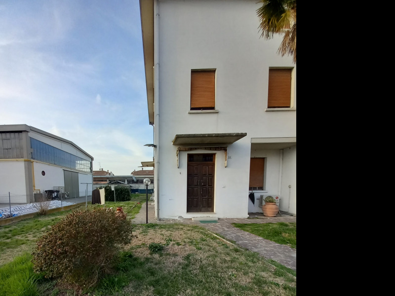 FONTANELLATO - CASA BIFAMILIARE INTERA CON AMPIO GIARDINO - FO 421