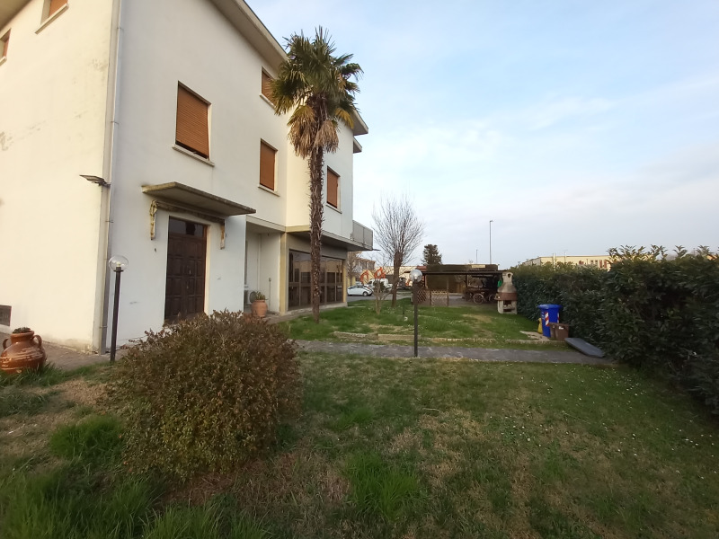 FONTANELLATO - CASA BIFAMILIARE INTERA CON AMPIO GIARDINO - FO 421