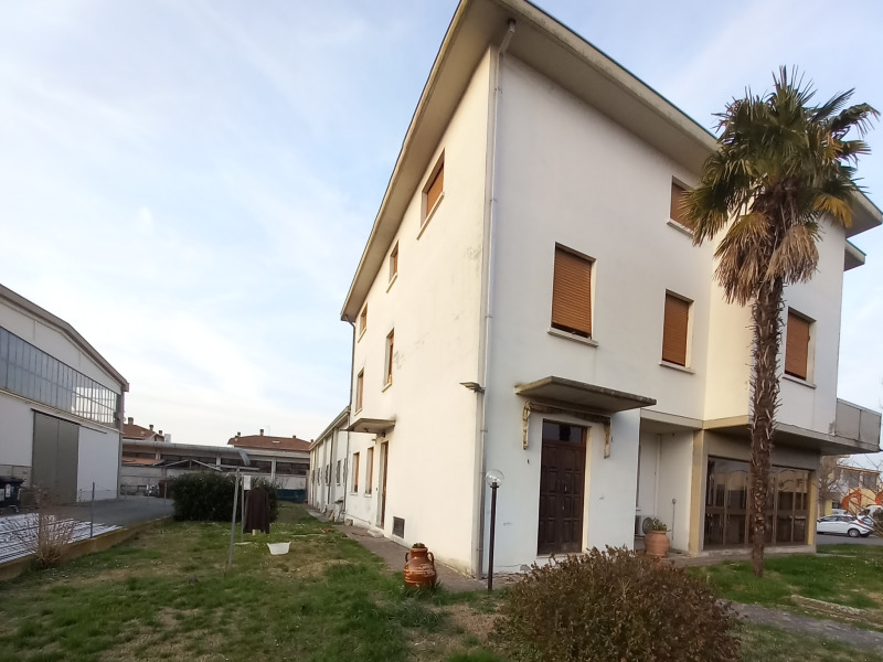 FONTANELLATO - CASA BIFAMILIARE INTERA CON AMPIO GIARDINO - FO 421