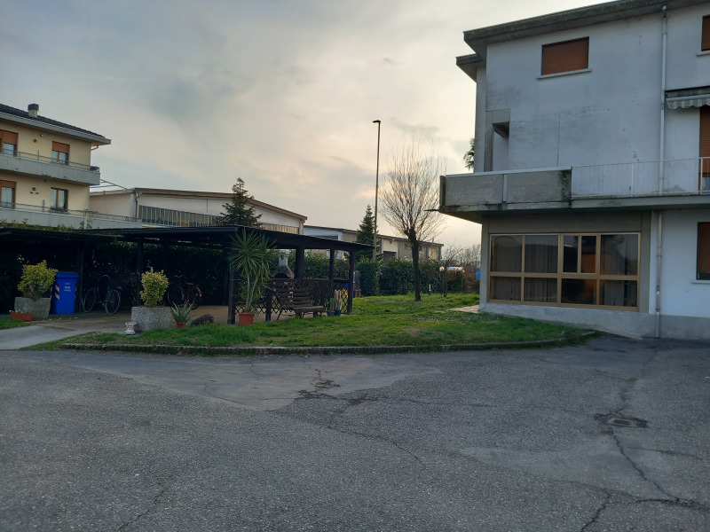 FONTANELLATO - CASA BIFAMILIARE INTERA CON AMPIO GIARDINO - FO 421