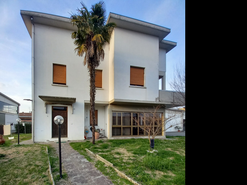 FONTANELLATO - CASA BIFAMILIARE INTERA CON AMPIO GIARDINO - FO 421