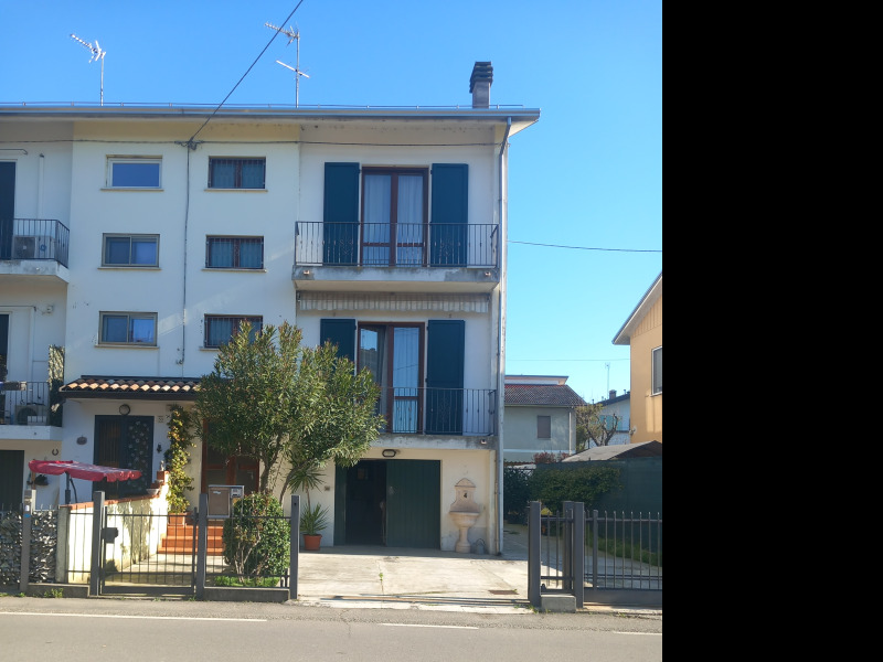 FONTANELLATO - CASA INDIPENDENTE SU 3 LATI CON AMPIO GIARDINO - FO 422